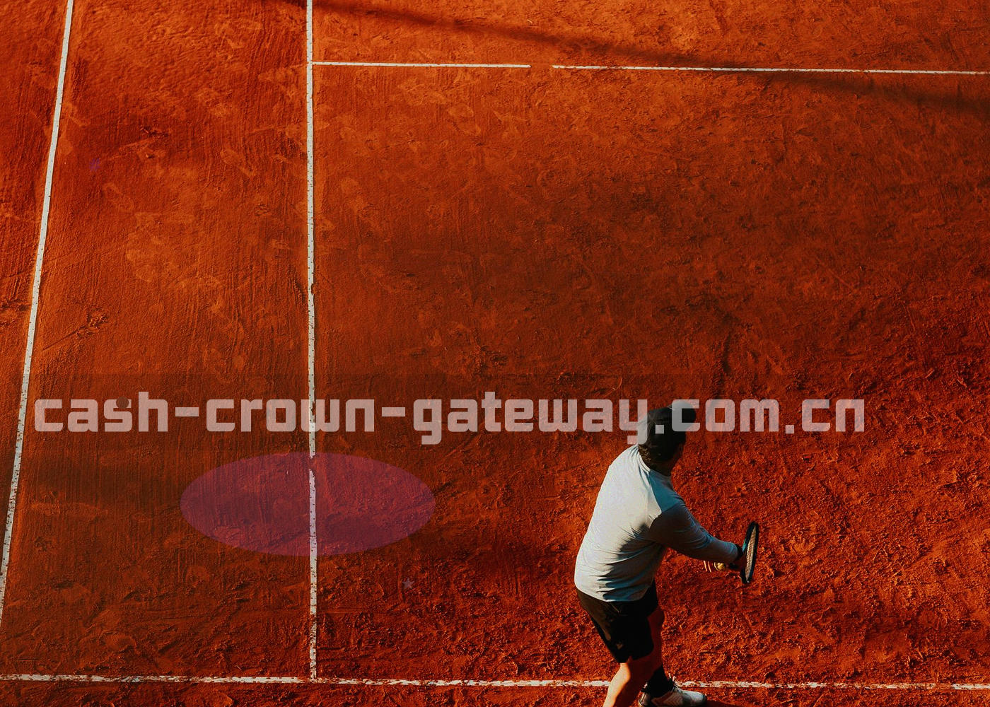 曜黑背景上的深金金属铭牌微距特写，牌面刻有认证编号与细密分割线